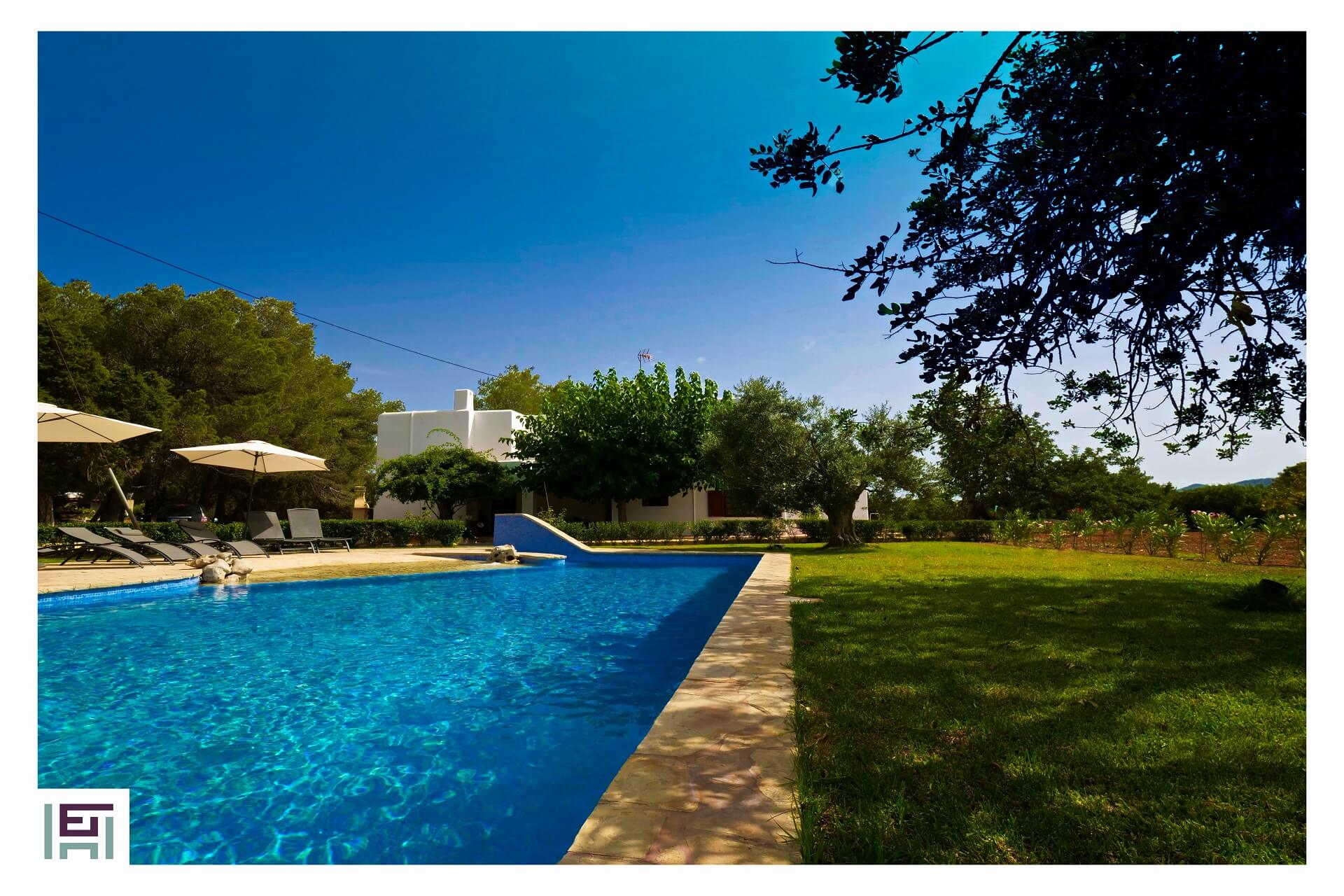 Finca C. Rosita -  Swimming pool with lawn