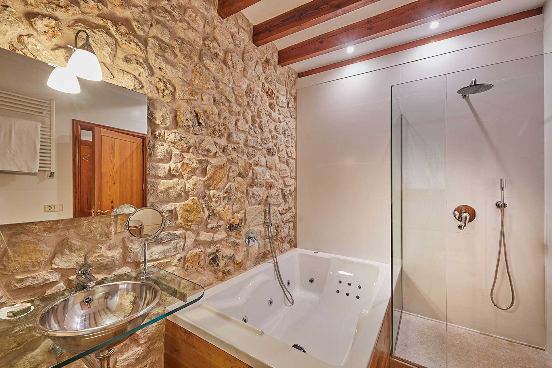 Finca-Hotel Cas Comte - En Suite bathroom with whirlpool