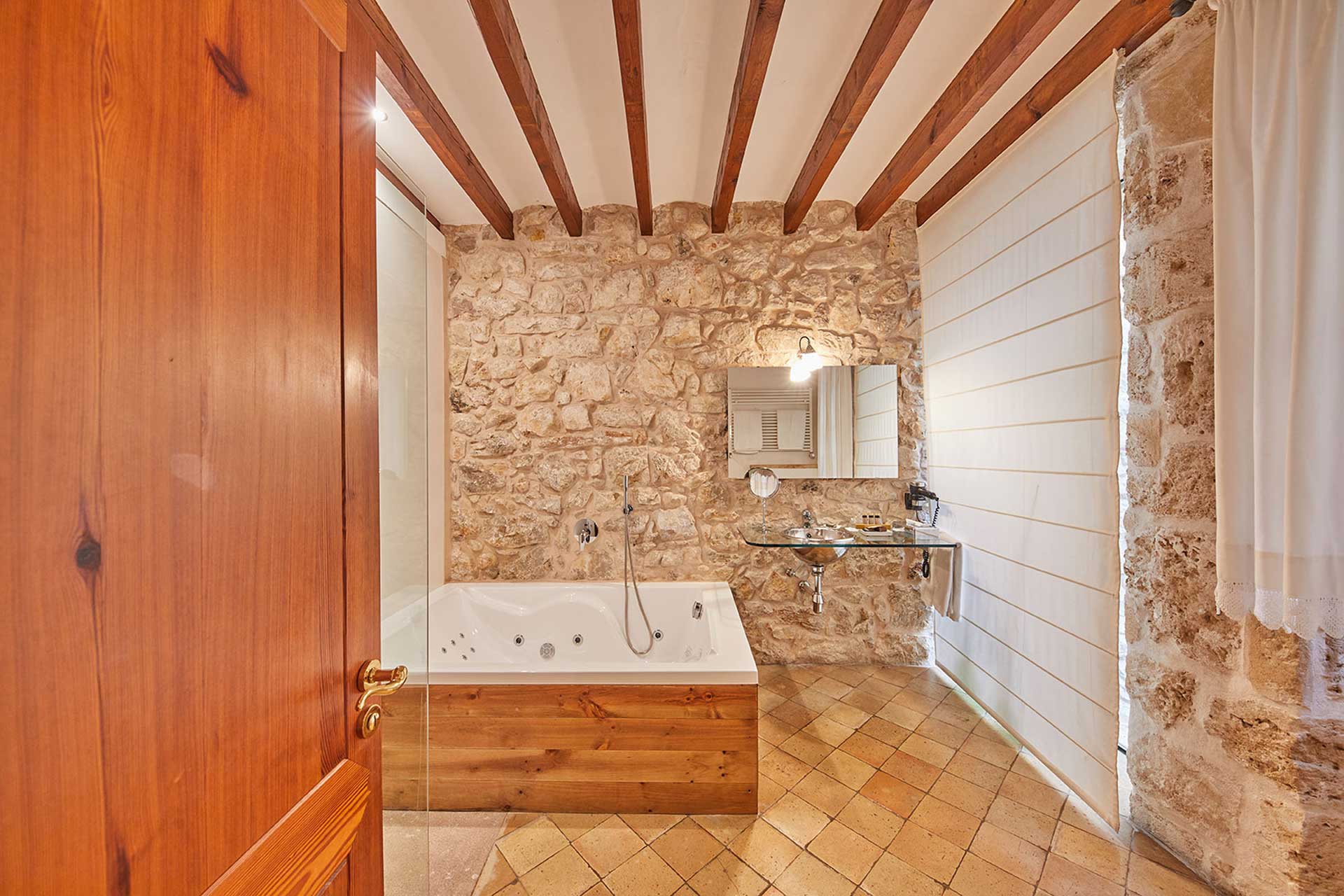 Finca-Hotel Cas Comte - En Suite bathroom with whirlpool
