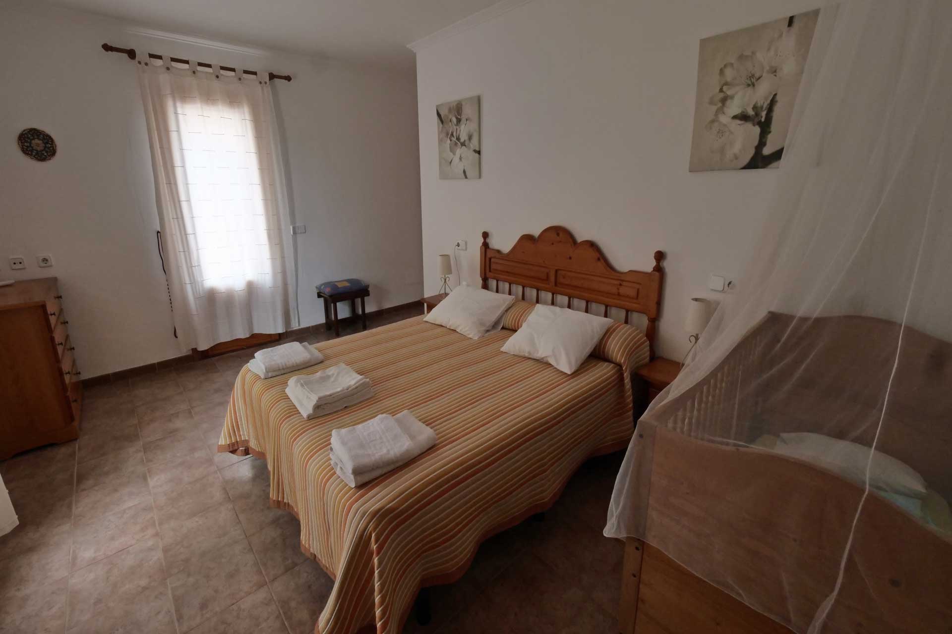 Finca Palmitos II - Schlafzimmer mit Kinderbett