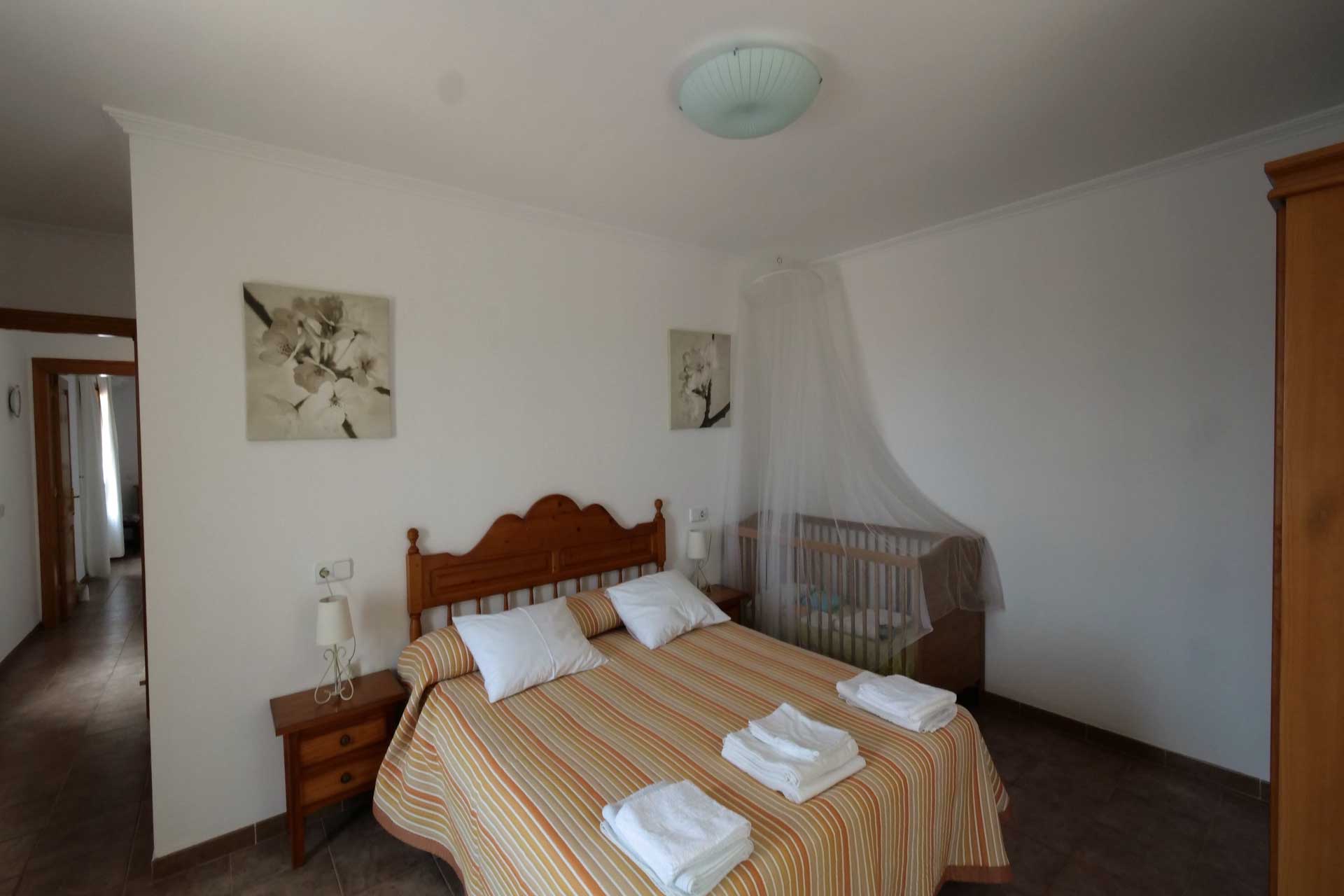 Finca Palmitos II - Bedroom with baby cot